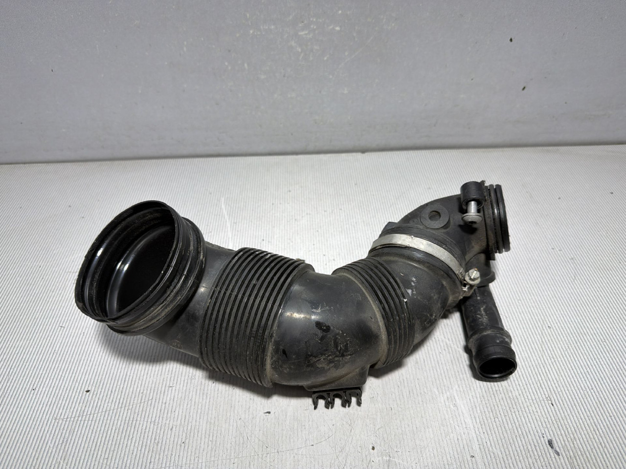 DIJELOVI CRIJEVO VW PASSAT B8 > 14-19 2.0 5Q0129654E