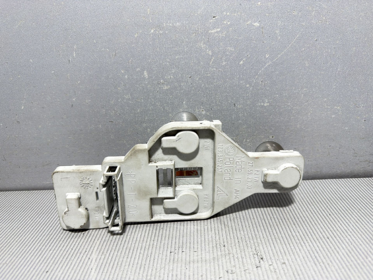 DIJELOVI KUCISTE SIJALICA SKODA OCTAVIA > 08-13 2.0 1Z9945257