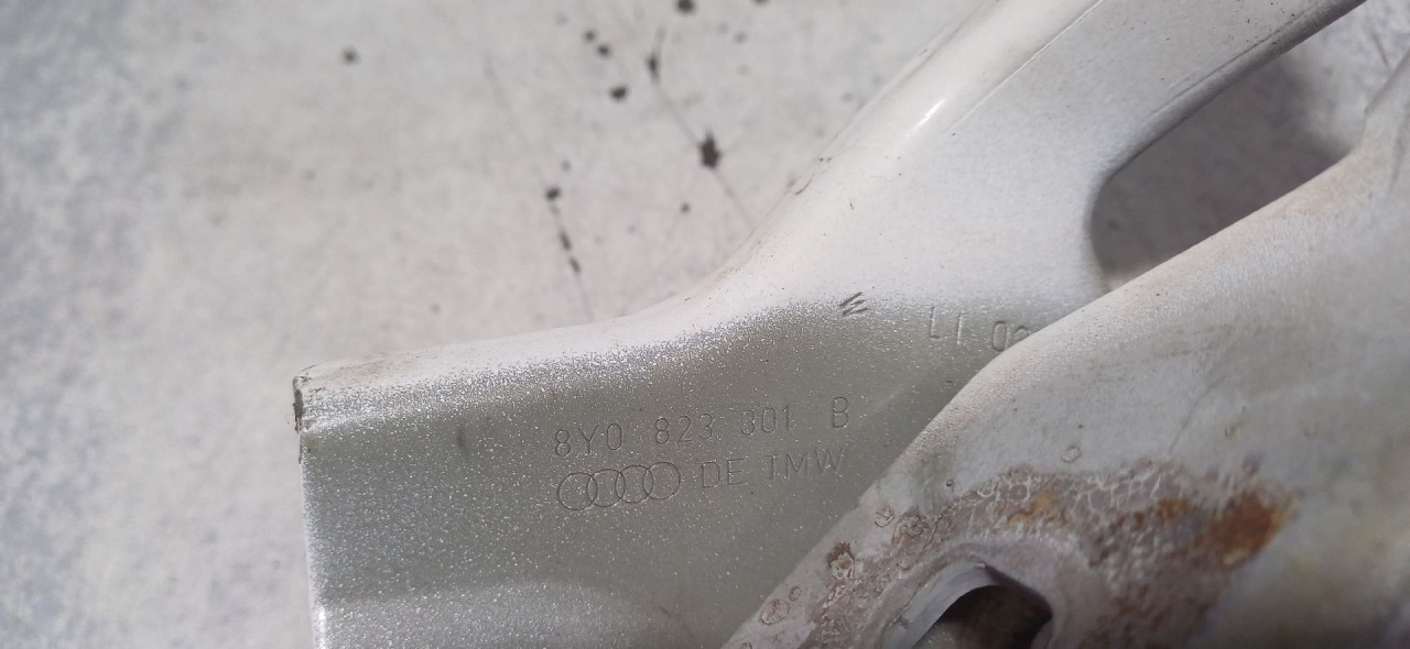 SKARE OD HAUBE AUDI A3 (8Y) > 20 -  8Y0823301B