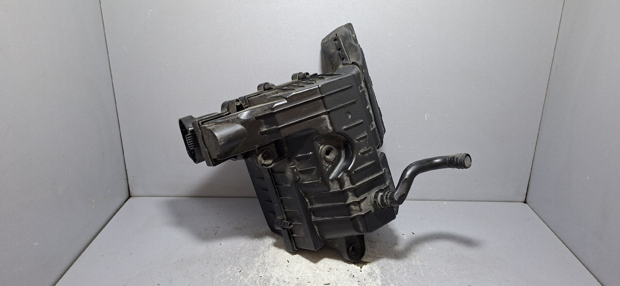 KUCISTE FILTERA ZRAKA VW PASSAT B8 > 19 - 5Q0129607S