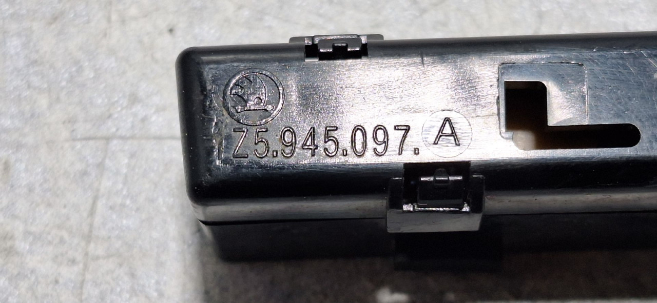 DIJELOVI TRECE STOP SVJETLO SKODA SUPERB > 15-19 1Z5945097A