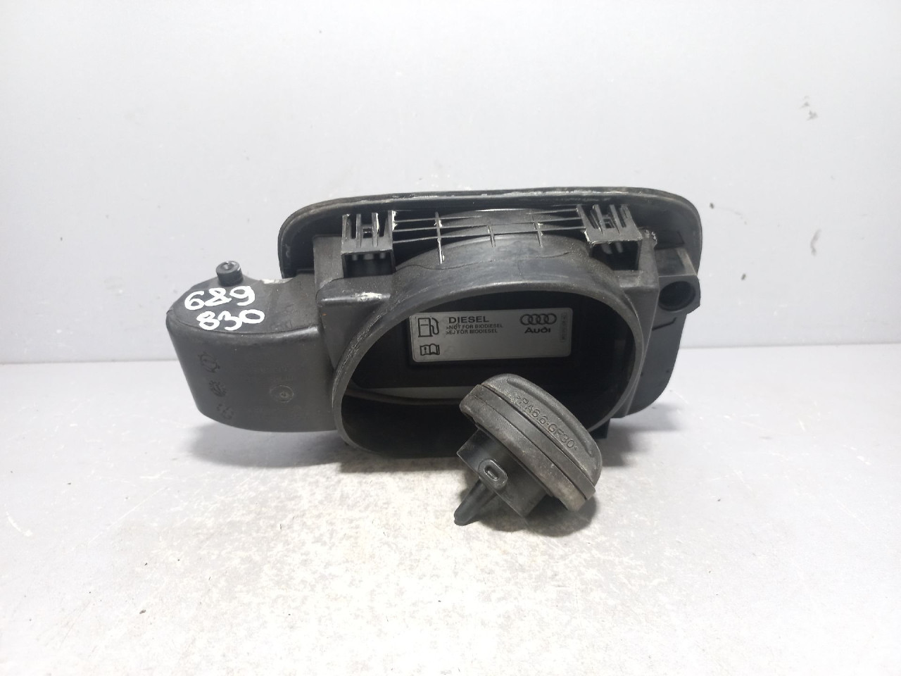 POKLOPAC REZERVOARA AUDI A4 (B8) > 12-15 8K0809999A