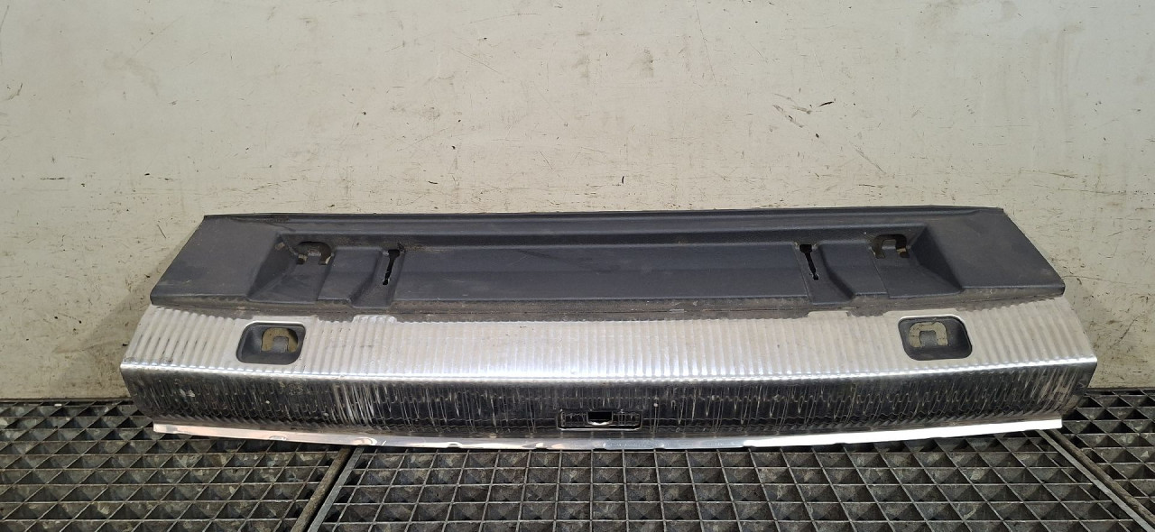 DIJELOVI PLASTIKA AUDI Q3 > 11-15 2.0 8U0864483A