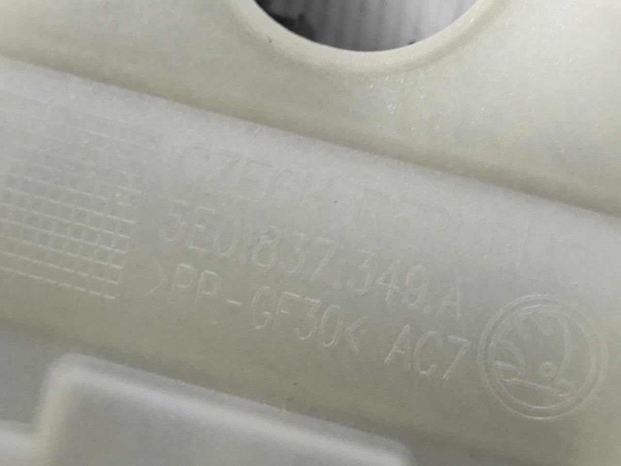 DIJELOVI RUCKA VRATA SKODA FABIA > 14- 5E0837349A