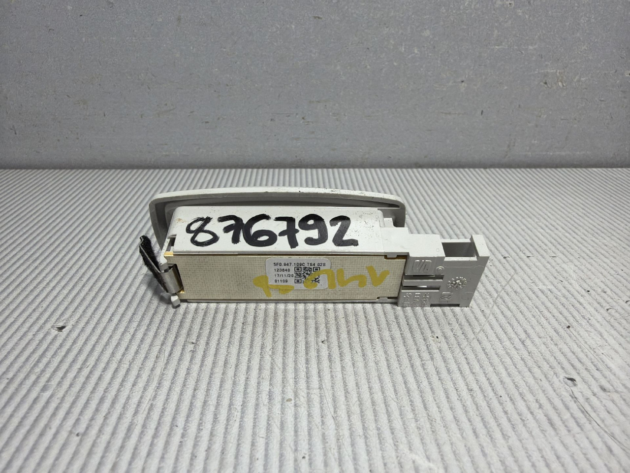DIJELOVI RASVJETA U KABINI VW T-ROC > 17- 1.0 5F0947109C