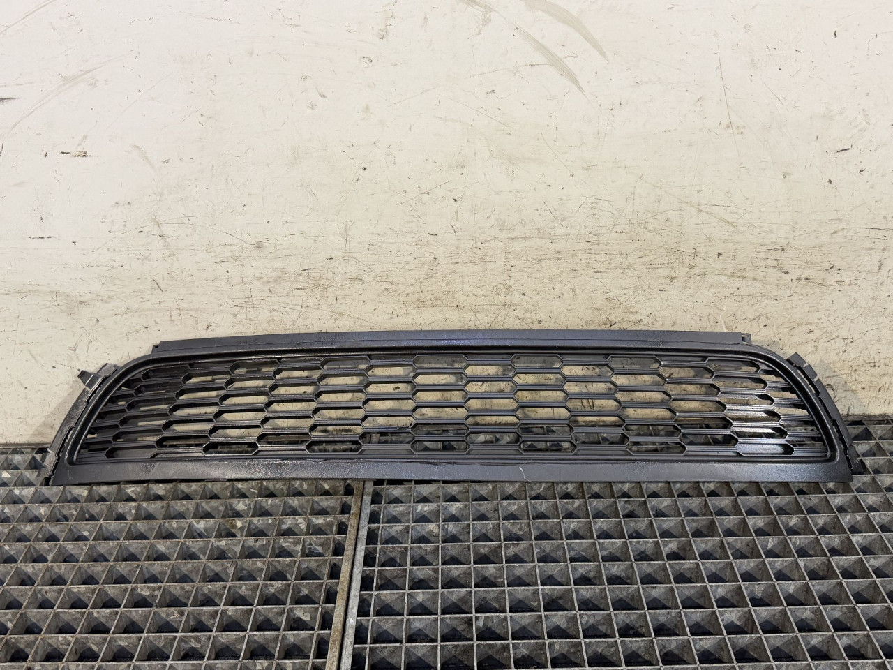 DIJELOVI RESETKA BRANIKA VW POLO > 09-14 1.6 6R0853677A