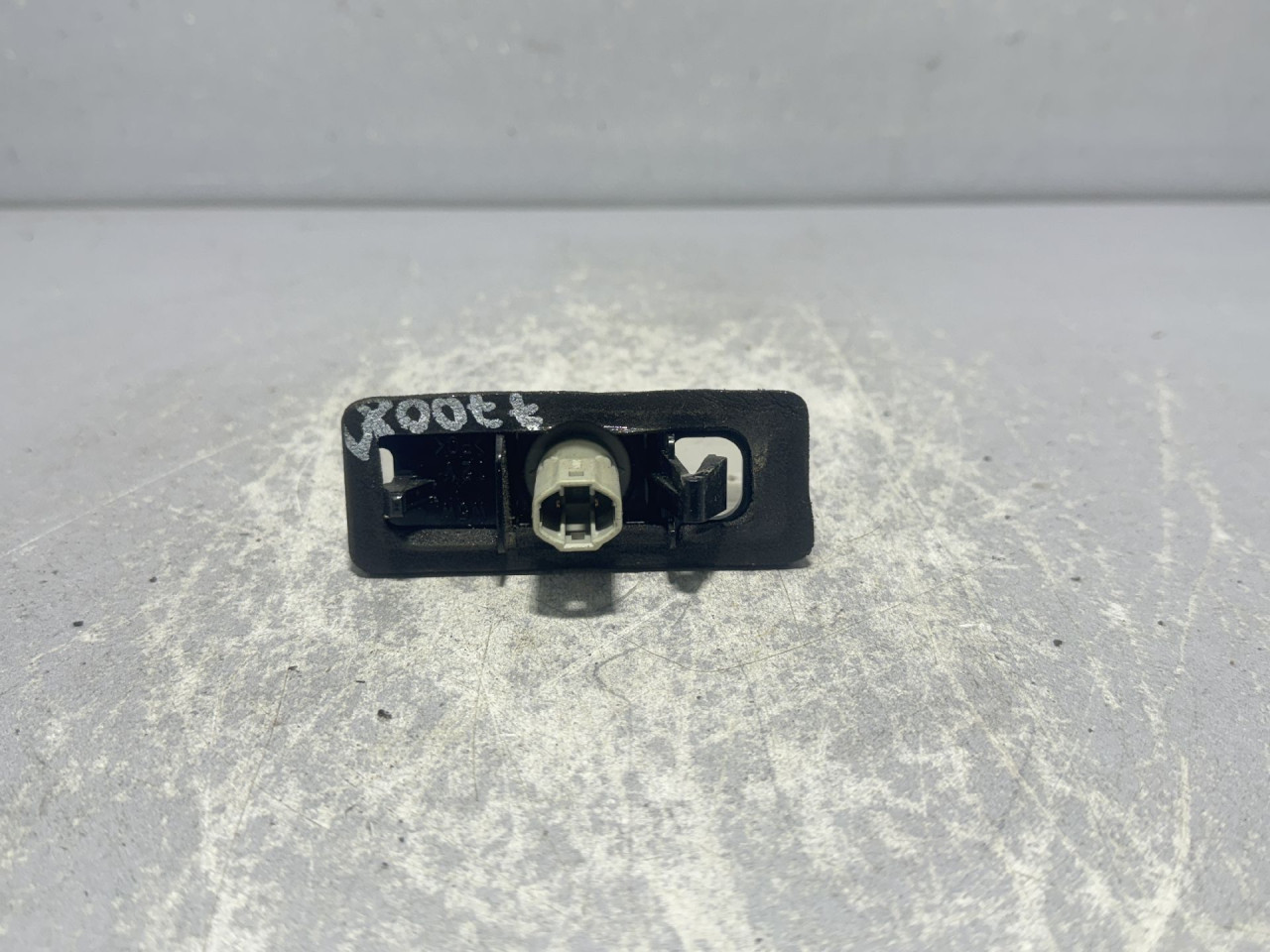 RASVJETA TABLICA TOYOTA RAV 4 > 15-18 E130551