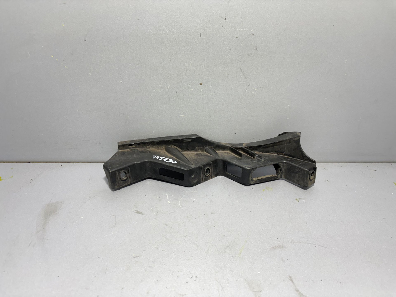 DIJELOVI NOSAC FARA VW PASSAT B6 > 05-10 2.0 3C0807890