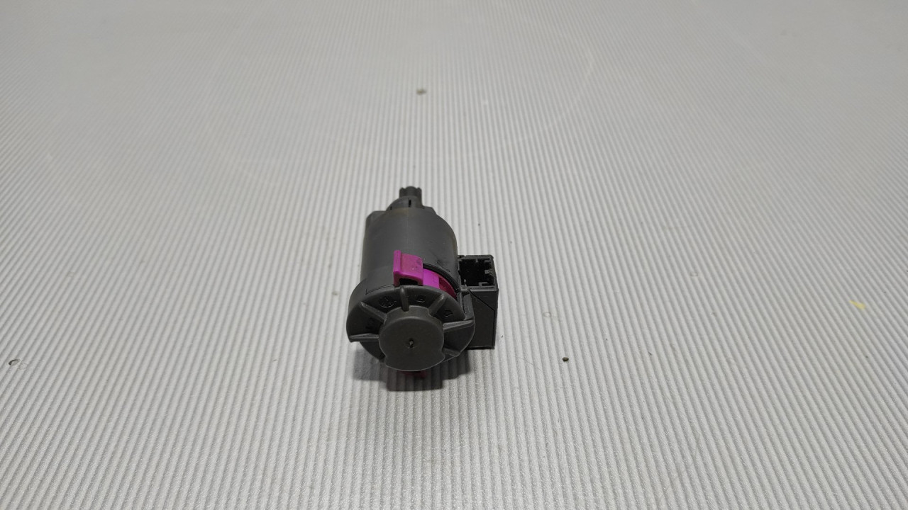 DIJELOVI PREKIDAC AUDI Q5 > 12-16 4F0945459B