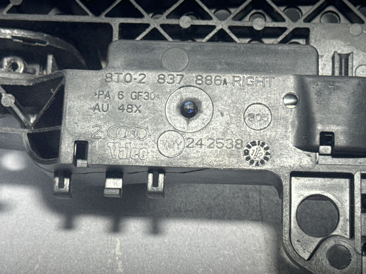 DIJELOVI RUCKA VRATA AUDI Q5 > 08-11 8T02837886A
