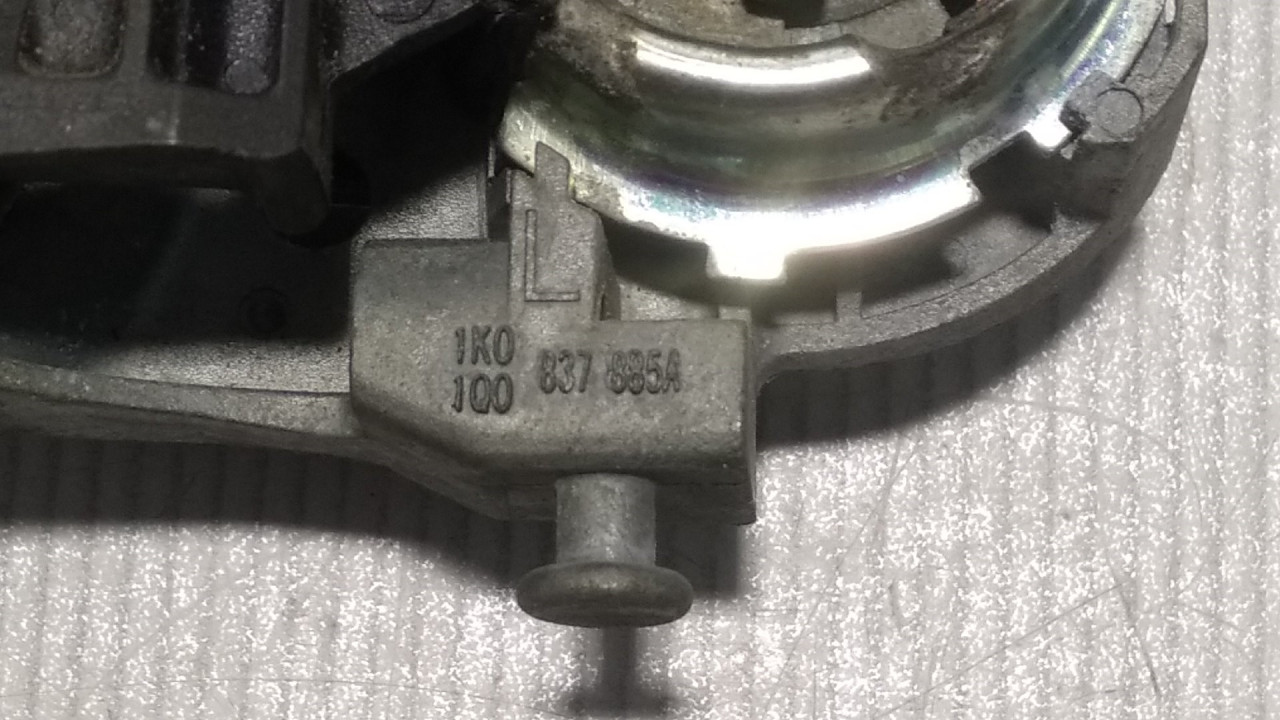 DIJELOVI RUCKA VRATA VW GOLF 5 > 03-08 1K0837885A