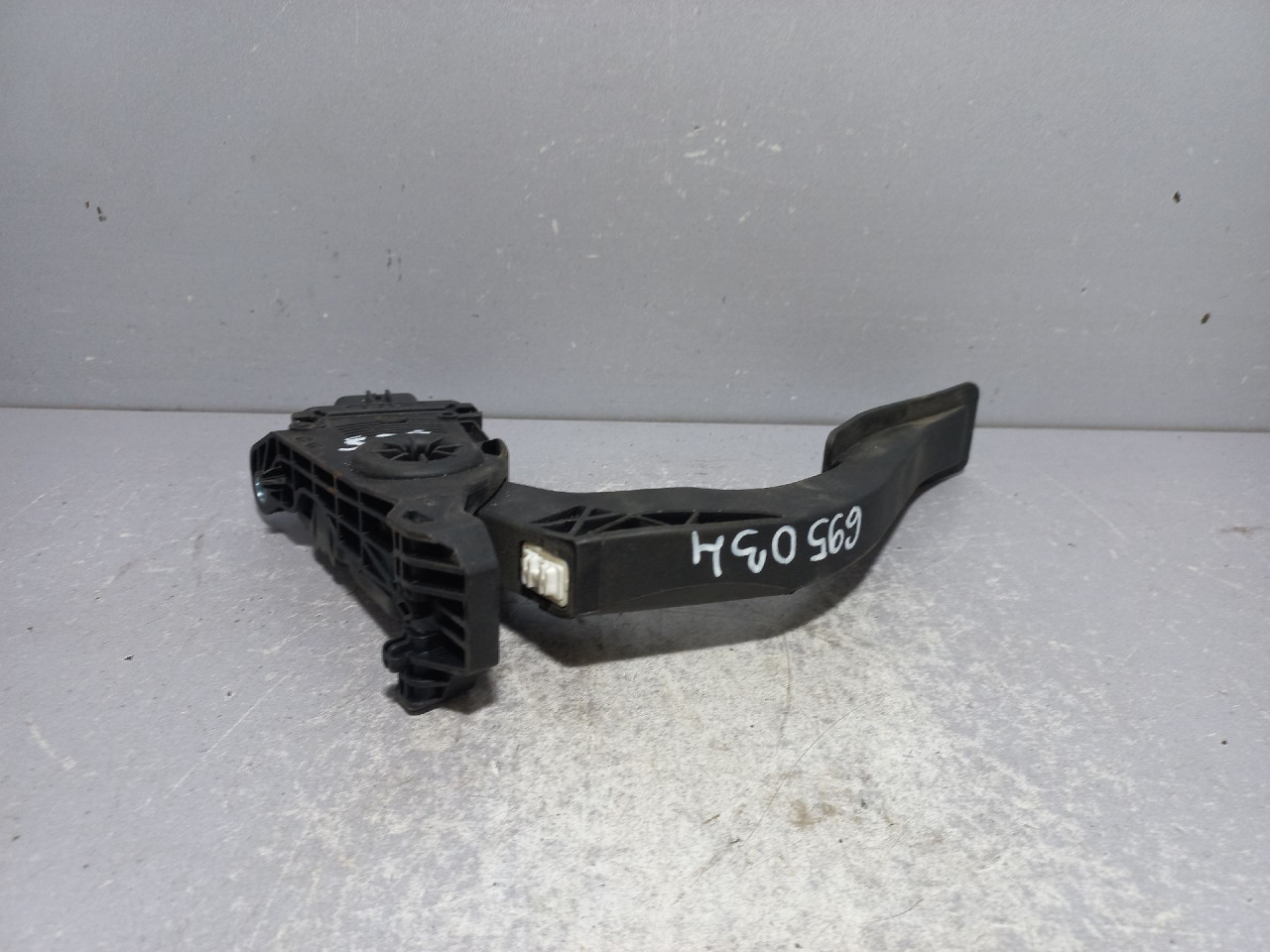 PAPUCICA GASA AUDI A4 (B8) > 12-15 8K1723523A