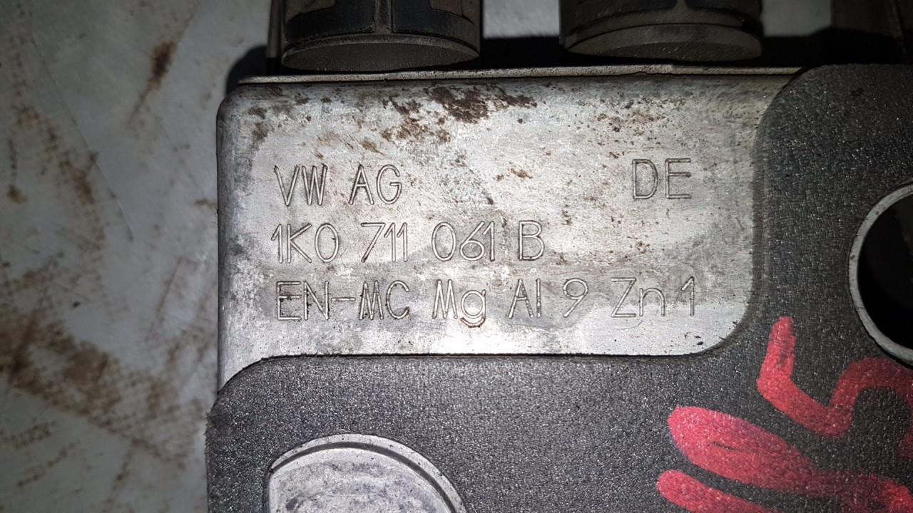 DIJELOVI SALTEBLA SKODA OCTAVIA > 08-13 1K0711061B