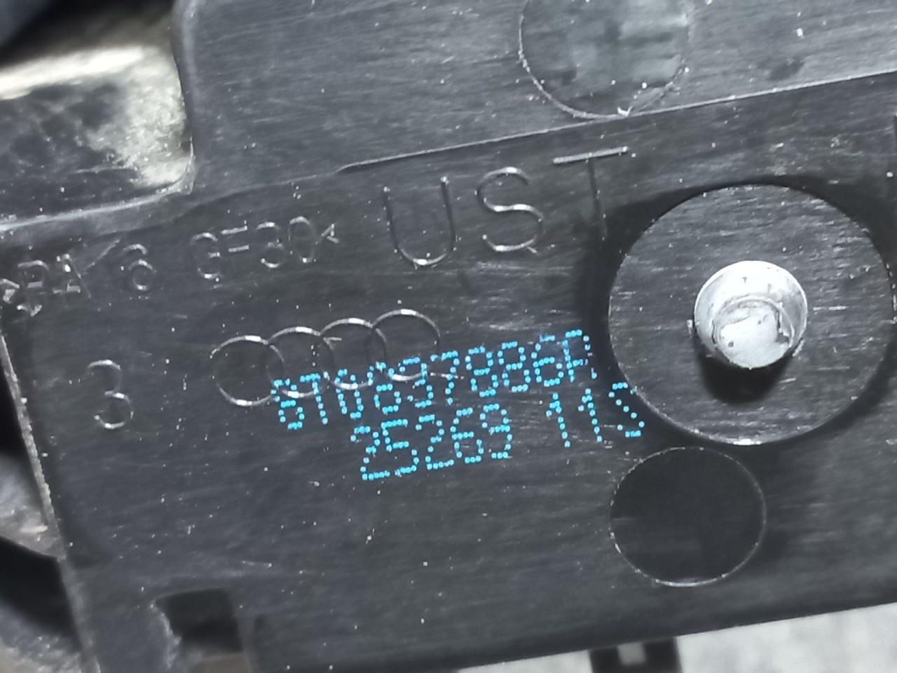 DIJELOVI RUCKA VRATA AUDI Q5 > 08-11 8T0837886A