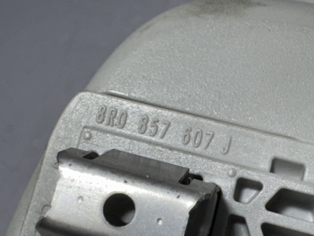 DIJELOVI KROVNA RUCKA AUDI Q3 > 11-15 2.0 8R0857607J
