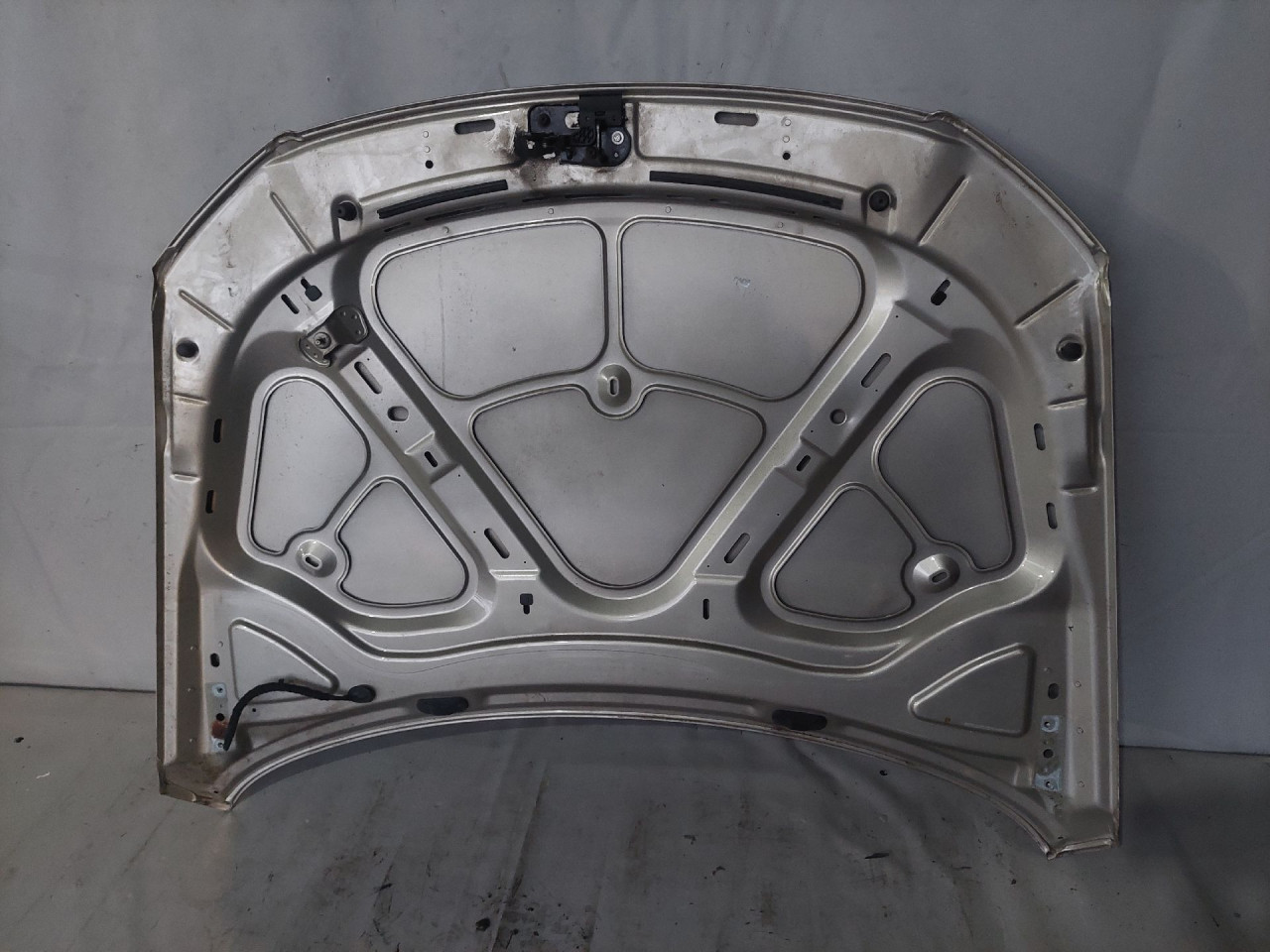 DIJELOVI HAUBA VW PASSAT B6 > 05-10 3C0823413A