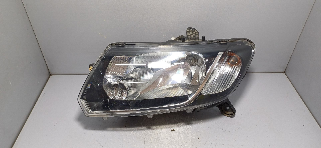 DIJELOVI FAR DACIA LOGAN > 13-16 260604111R
