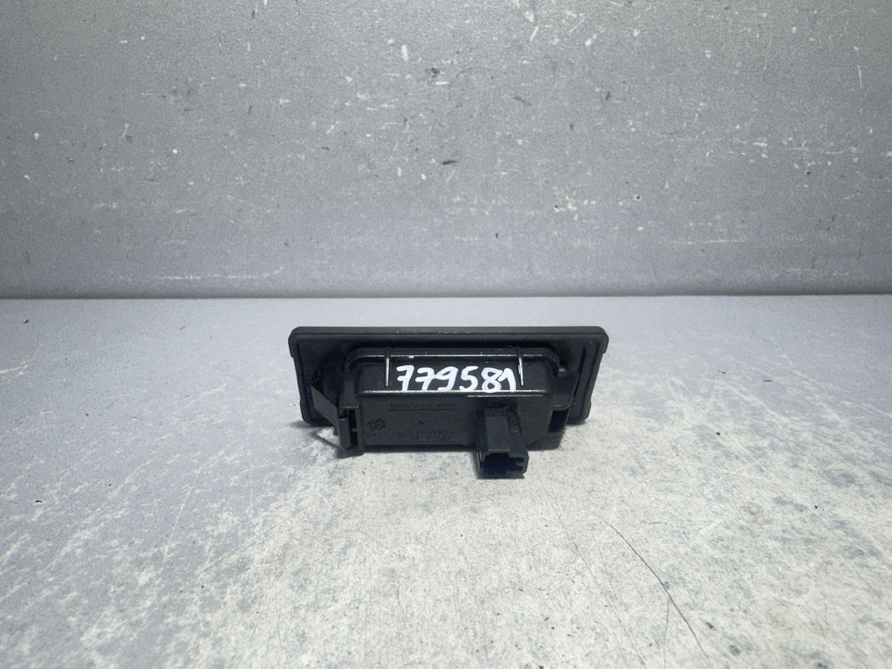 DIJELOVI RASVJETA TABLICA SKODA KAROQ > 17- 5NA943021
