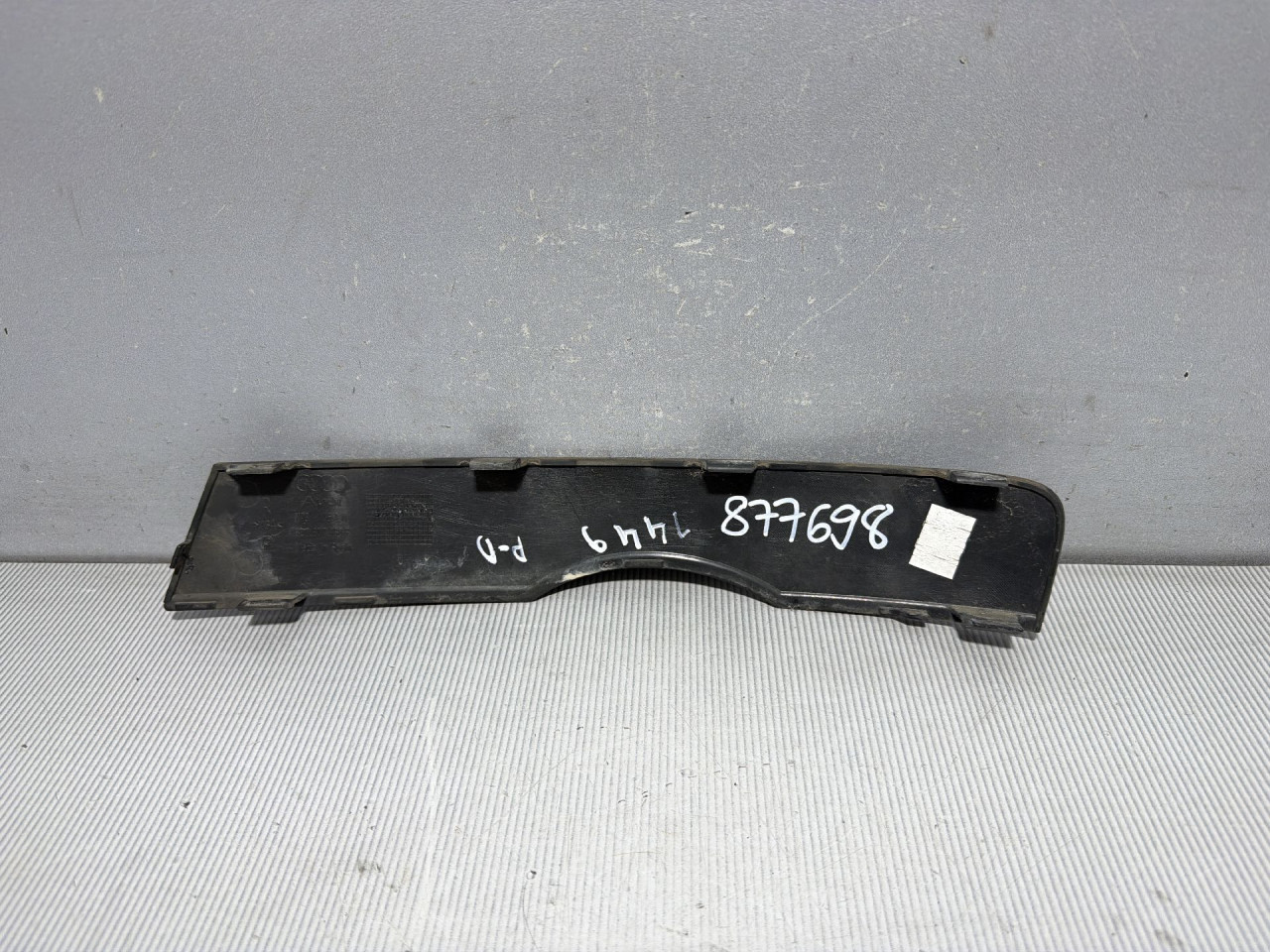 DIJELOVI PLASTIKA AUDI Q3 > 11-15 2.0 8U0807380B