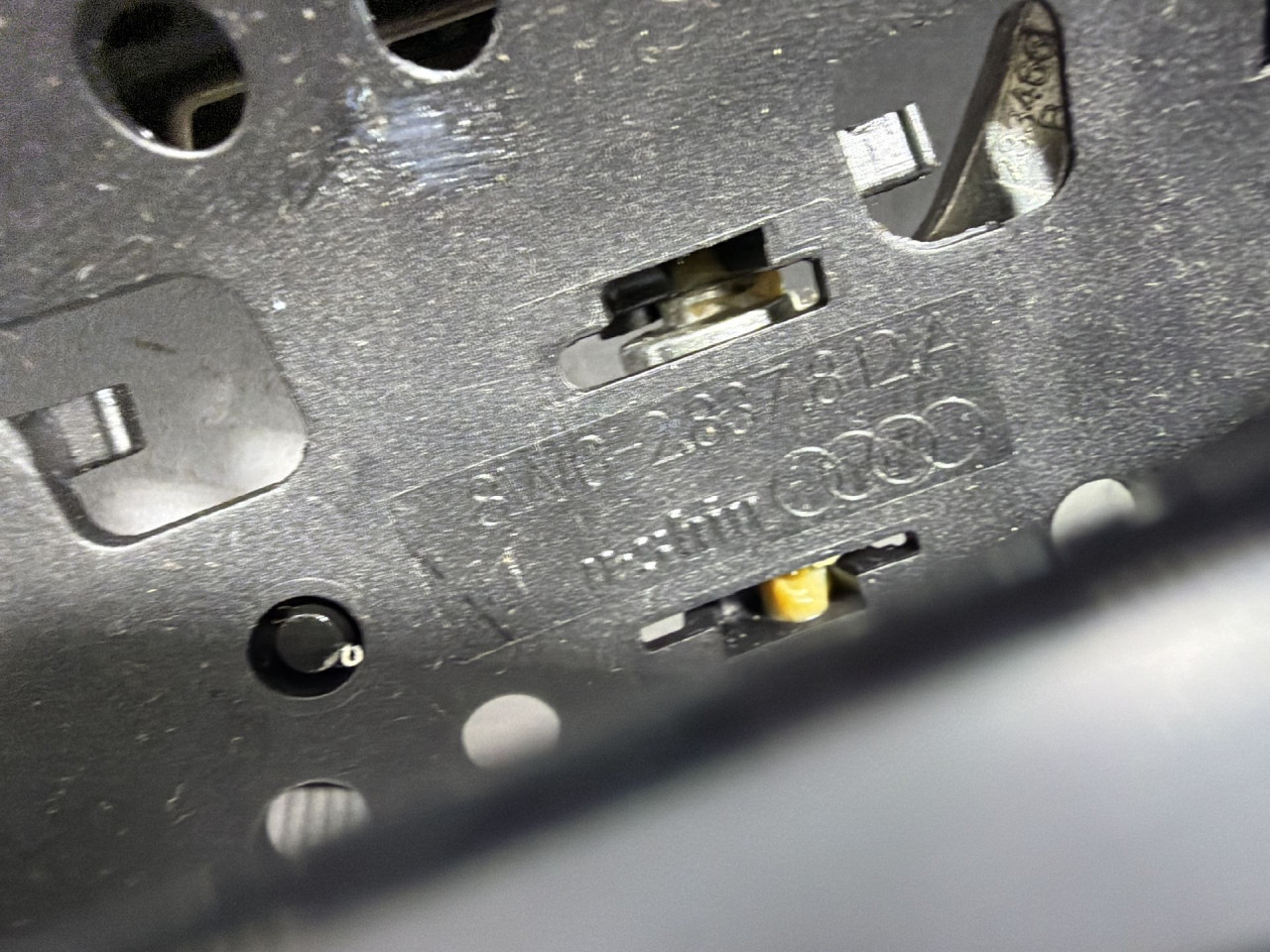 DIJELOVI RUCKA VRATA AUDI A4 (B9) > 19- 2.0 8W02837812A
