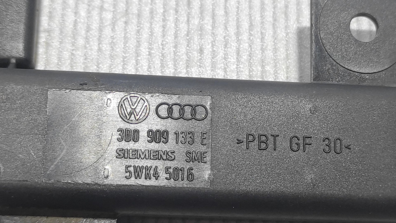 DIJELOVI ANTENA VW TOUAREG > 02-06 3D0909133E
