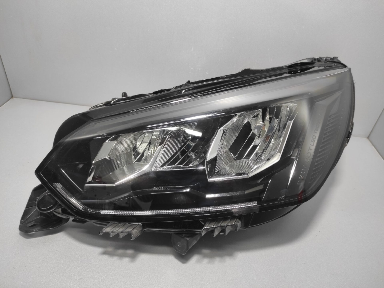 DIJELOVI FAR PEUGEOT 208 > 19- 9833036380