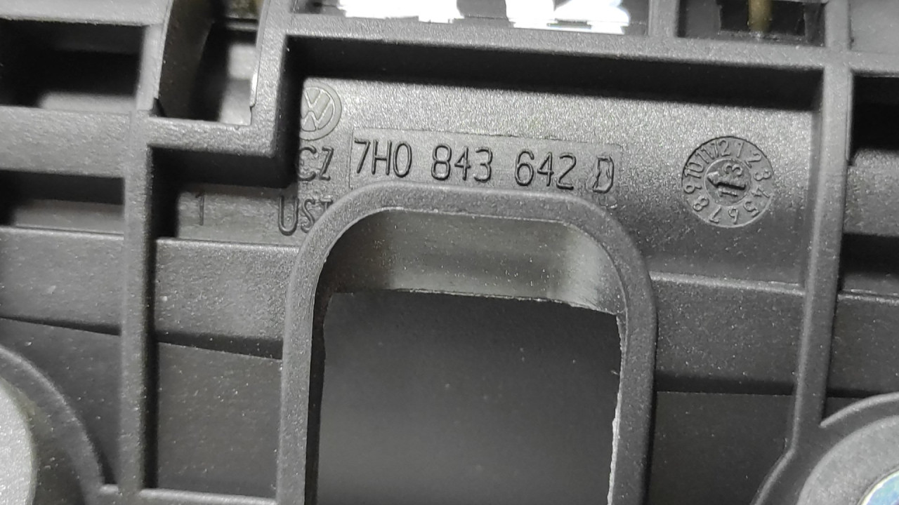 DIJELOVI RUCKA VRATA VW CADDY > 10-15 7H0843642D