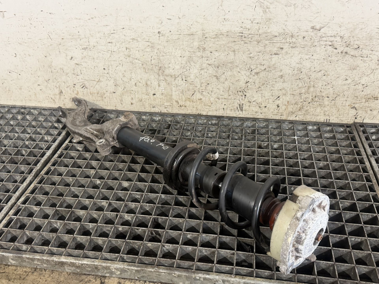 DIJELOVI AMORTIZER AUDI A4 (B9) > 15-18 2.0 8W0413031BA