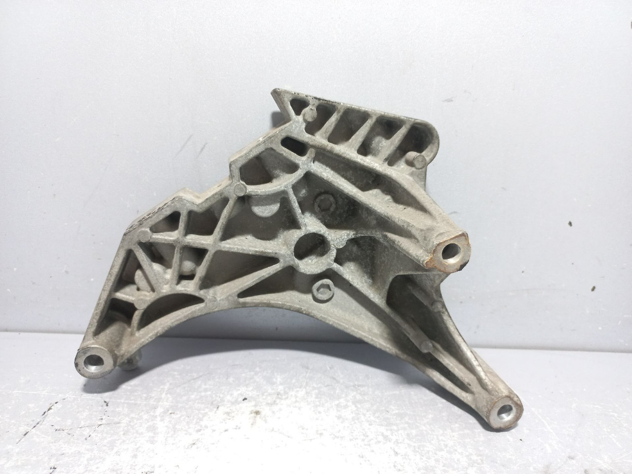 DIJELOVI NOSAC MOTORA VW TIGUAN > 07-11 03L199207