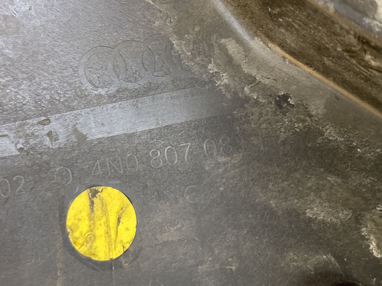 DIJELOVI PLASTIKA BRANIKA AUDI A8 (4N) > 17 -  4N0807081B