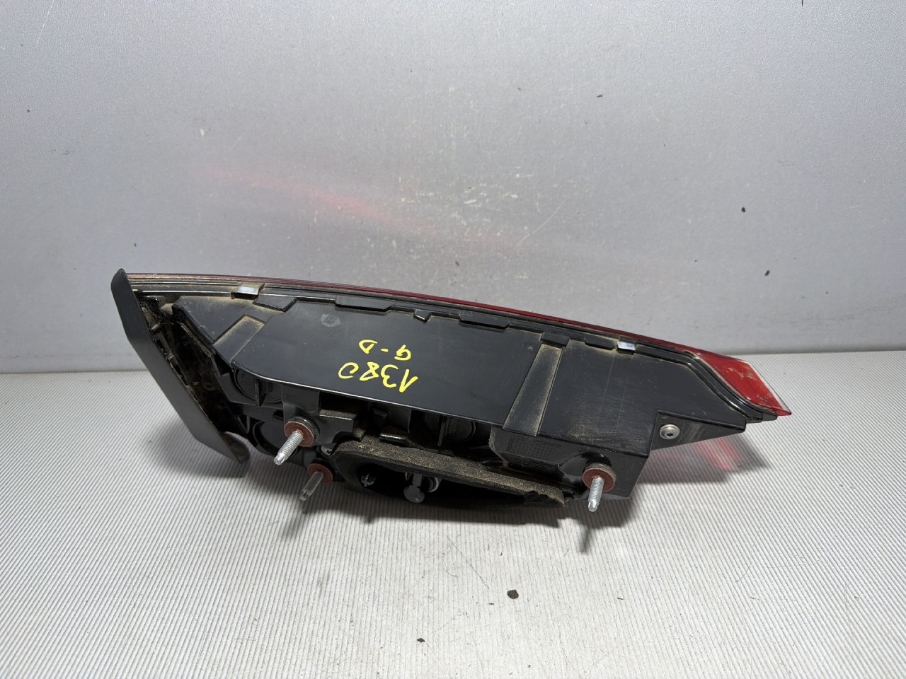 DIJELOVI STOP SVJETLO AUDI Q3 > 18- 2.0 83A945076A