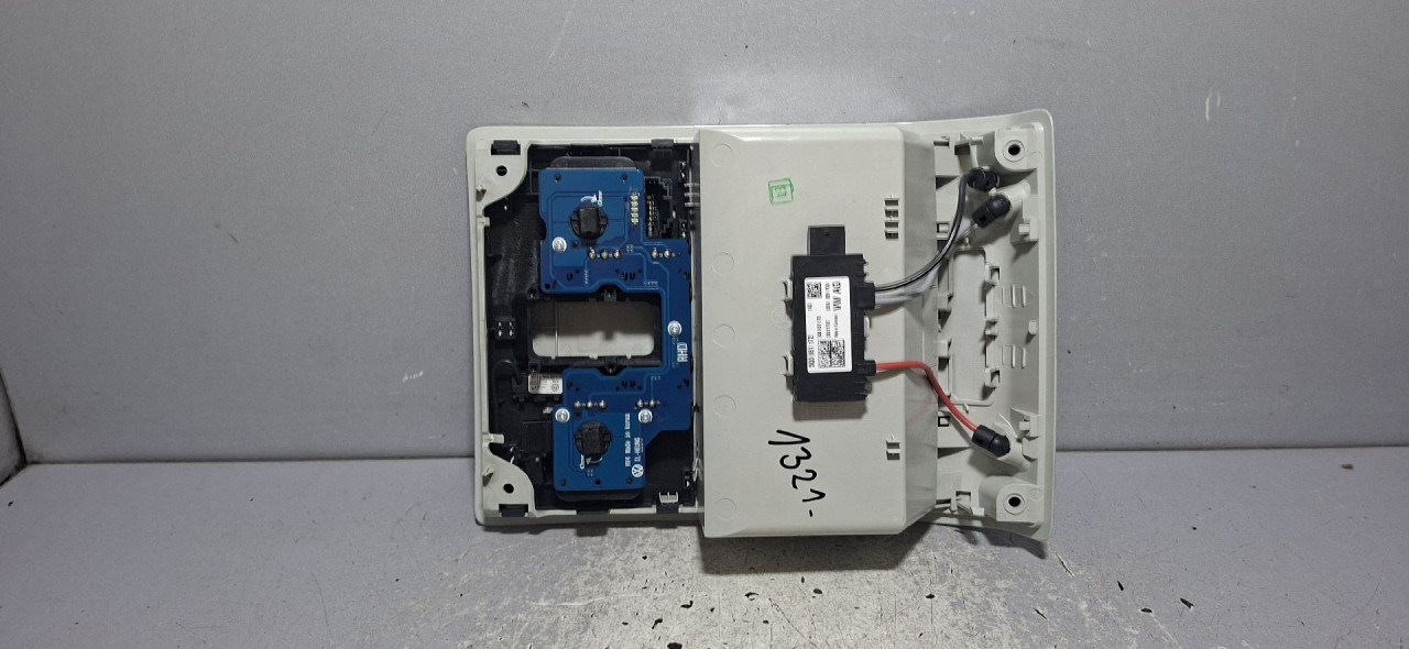 DIJELOVI RASVJETA U KABINI SKODA SUPERB > 15-19 1.6 3V0868837B
