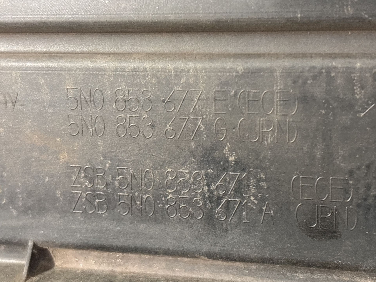 DIJELOVI RESETKA BRANIKA VW TIGUAN > 11-15 5N0853671