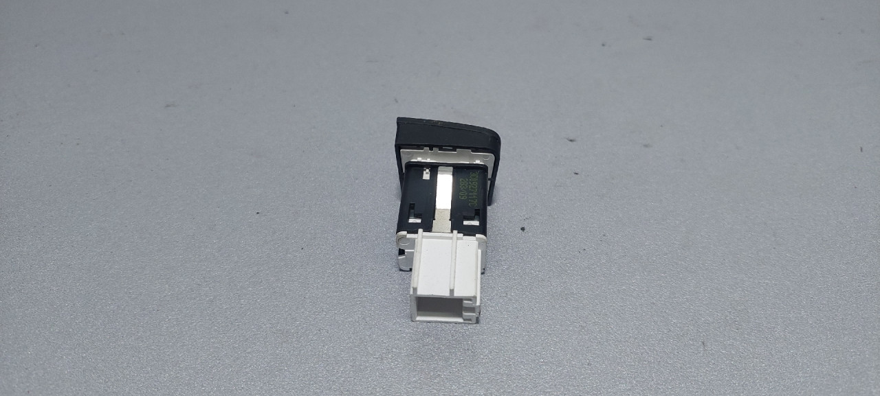 DIJELOVI PREKIDAC VW PASSAT B6 > 05-10 3C0927117C