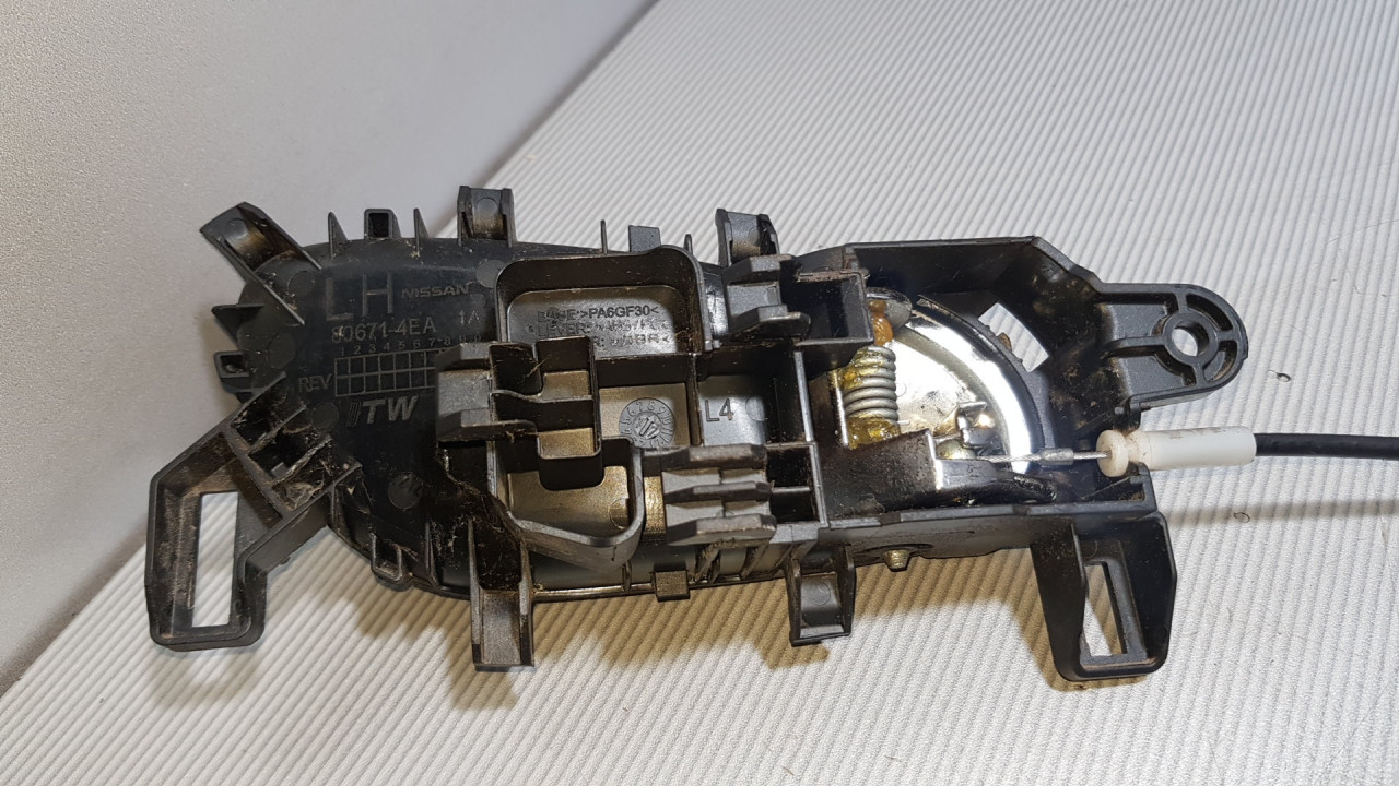 UNUTRASNJA RUCKA VRATA NISSAN QASHQAI > 14-17 806714EA