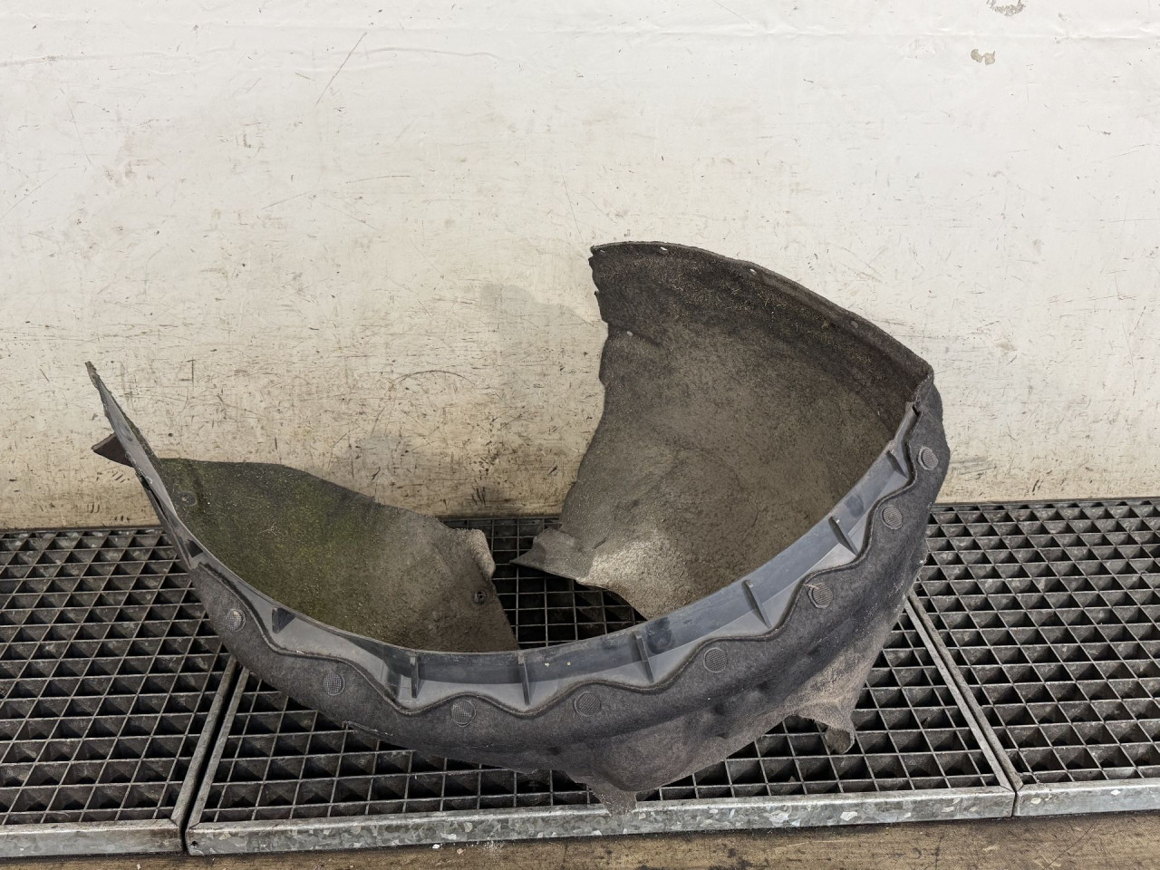 DIJELOVI UNUTRASNJI BLATOBRAN VOLVO V40 > 12-16 2.0 31477853