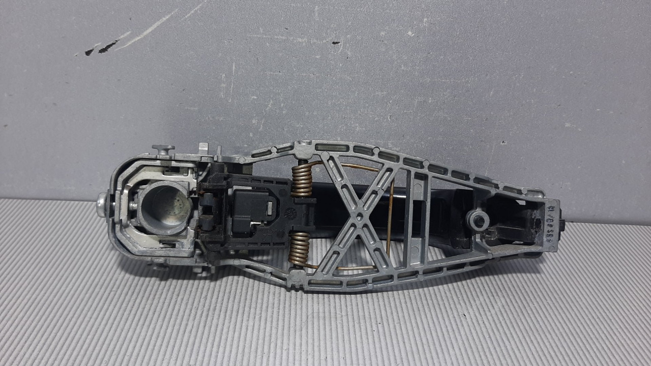 DIJELOVI RUCKA VRATA VW TOURAN > 06-10 1T0837885B