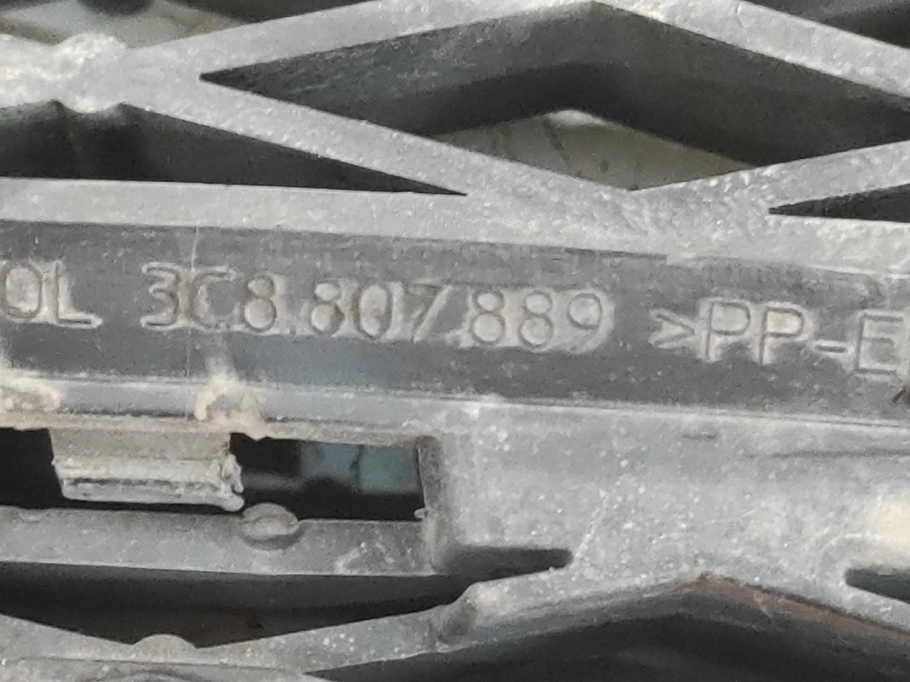 RESETKA BRANIKA VW PASSAT CC > 12-15 3C8807889