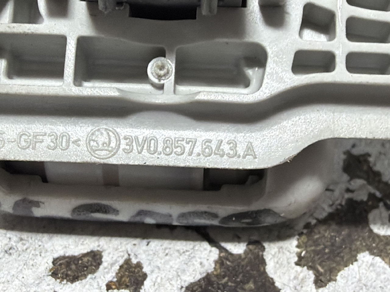 DIJELOVI KROVNA RUCKA SKODA SUPERB > 19- 2.0 3V0857643A
