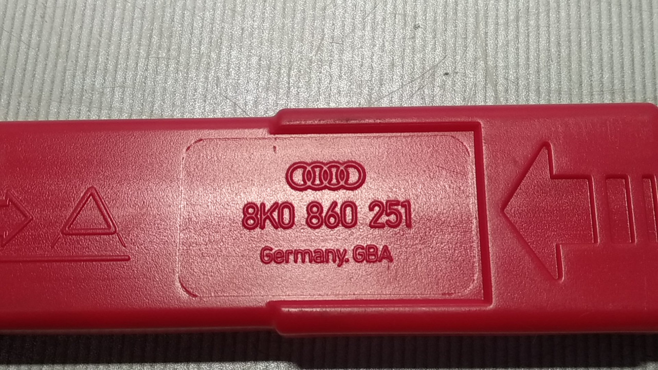 DIJELOVI SIGURNOSNI TROKUT AUDI  8K0860251