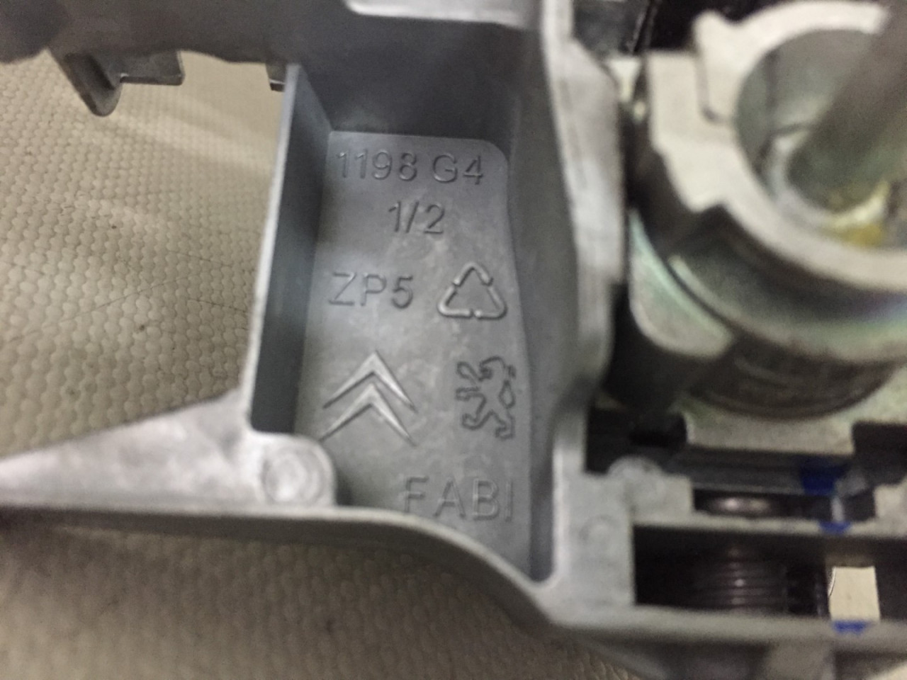 DIJELOVI RUCKA VRATA PEUGEOT 308 > 07-11 1198G4