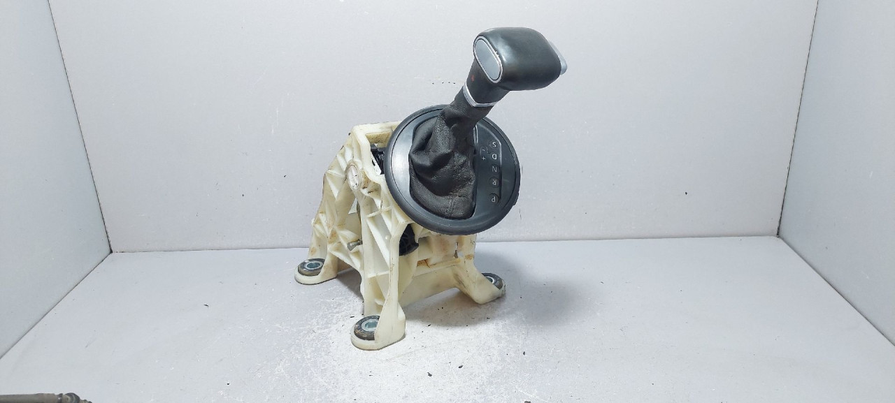 DIJELOVI SALTEBLA VW T5 > 03-09 7H0713025B