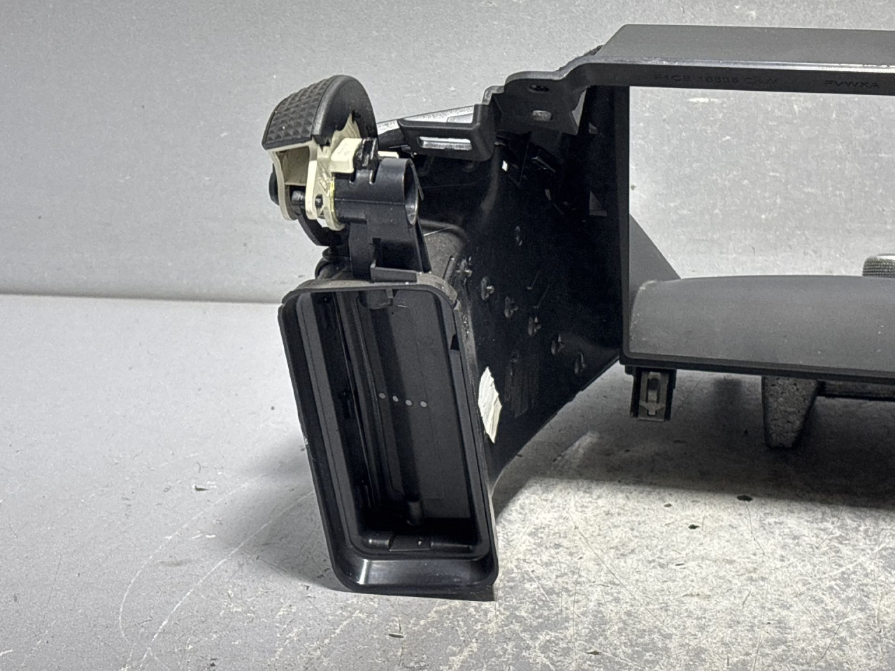 DIJELOVI RESETKA VENTILACIJE FORD C-MAX > 15-19