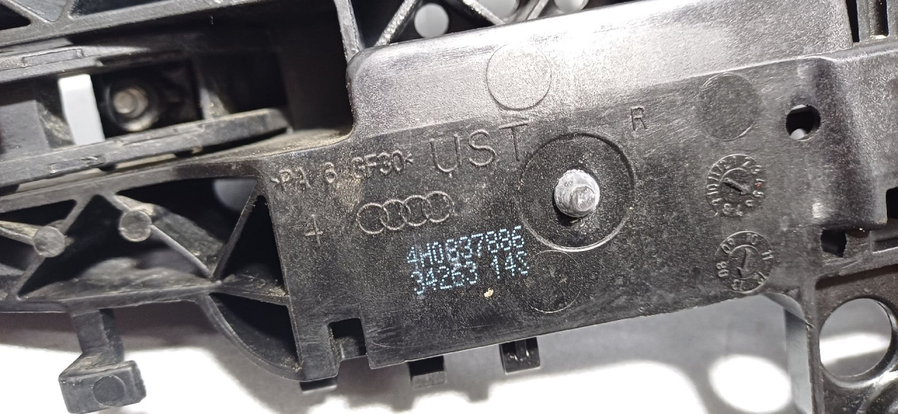 DIJELOVI RUCKA VRATA AUDI A6 4G > 14-18 4H0837886
