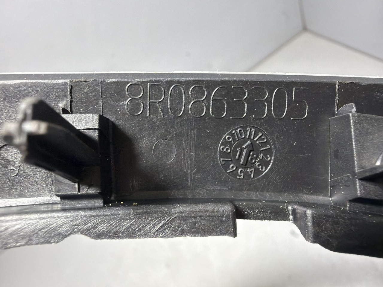 DIJELOVI PLASTIKA AUDI Q5 > 12-16 2.0 8R0863305