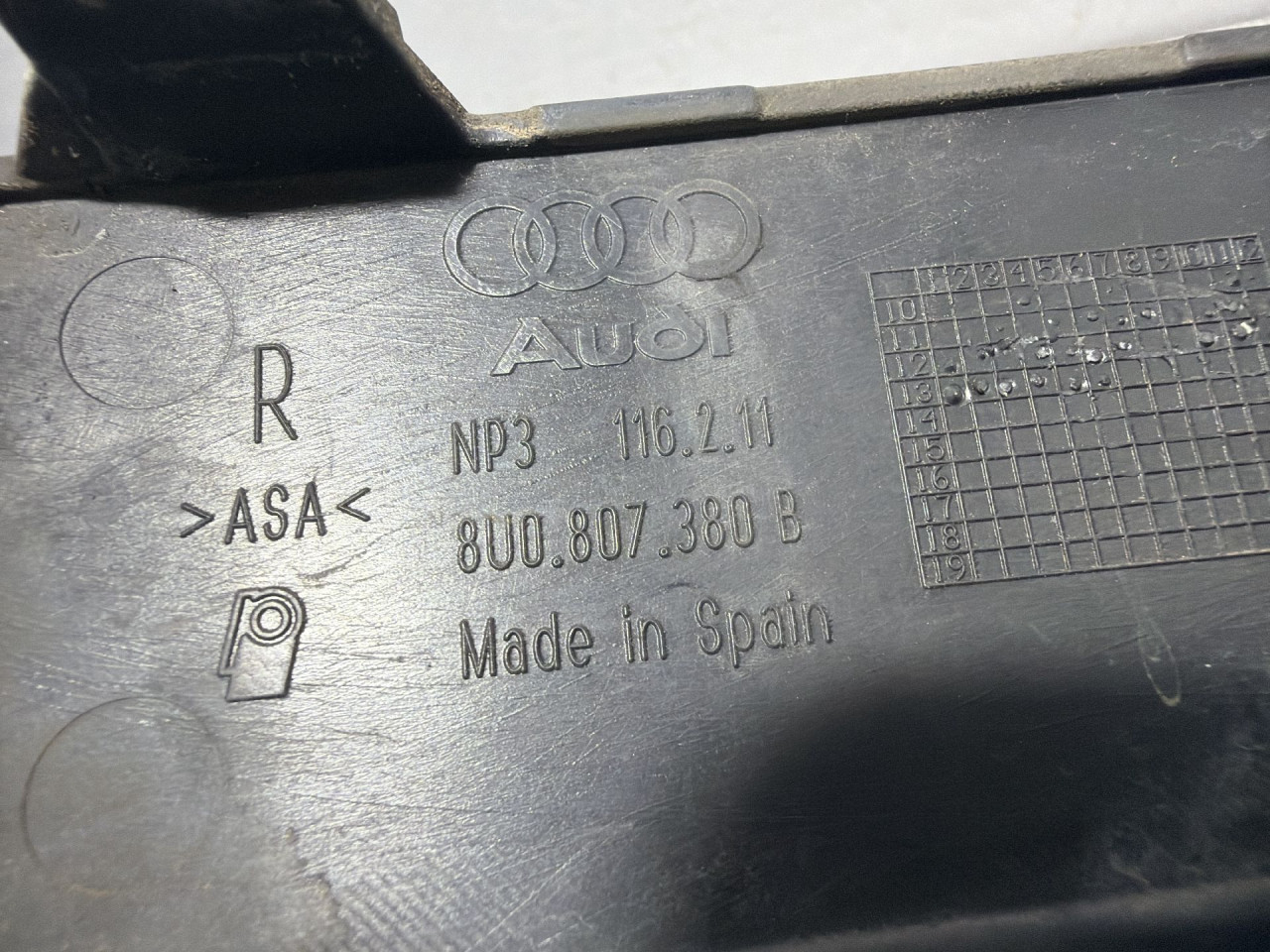 DIJELOVI PLASTIKA AUDI Q3 > 11-15 2.0 8U0807380B