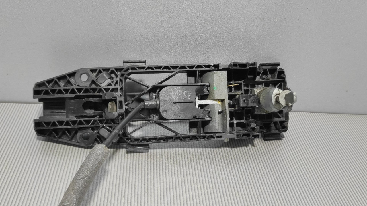 DIJELOVI RUCKA VRATA VW  5N0839885H