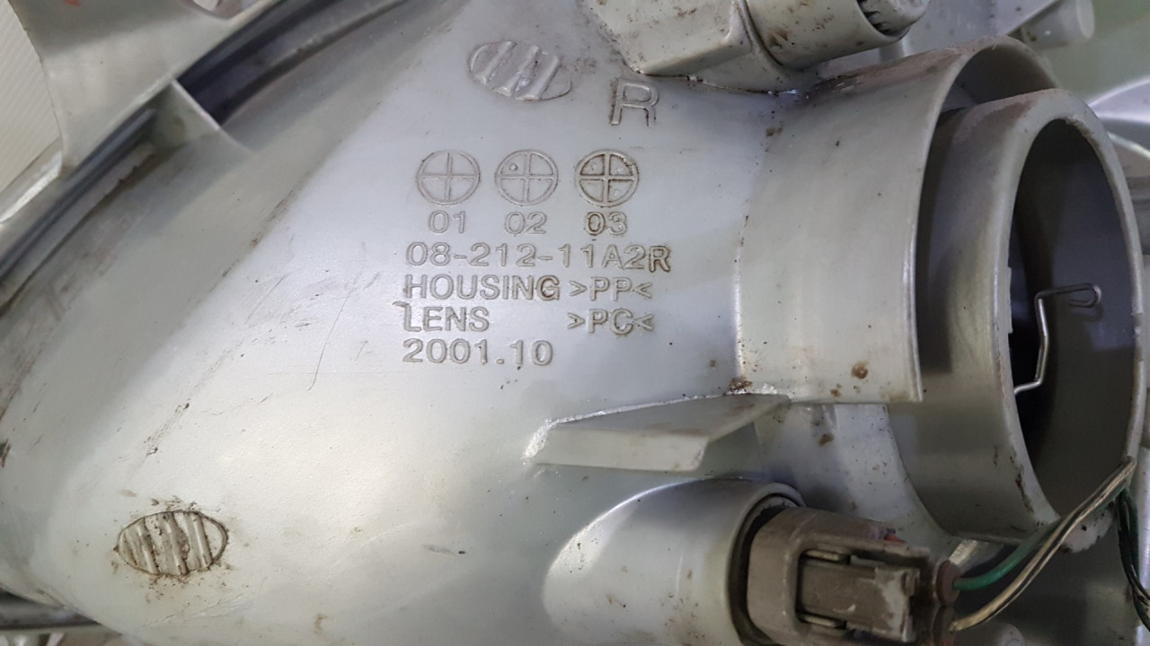 DIJELOVI FAR TOYOTA YARIS > 03-05 0821211A2R