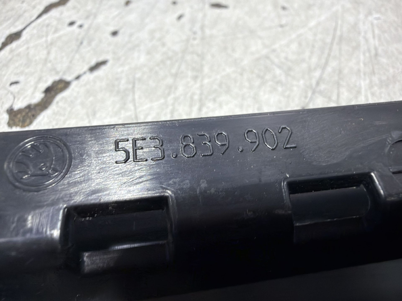 DIJELOVI LAJSNA SKODA OCTAVIA > 19- 1.0 5E3839902