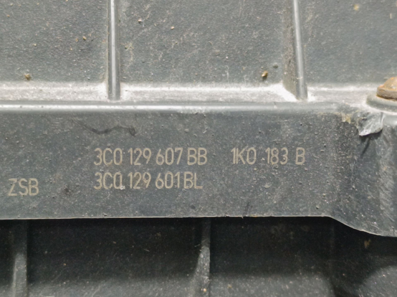 KUCISTE FILTERA ZRAKA VW CADDY > 03-10 3C0129607BB